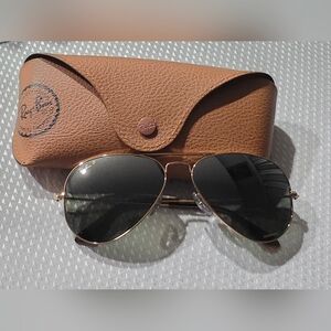☀️😎Ray-Ban Polarized, Gold and Black Lens Classic Aviator Sunglasses